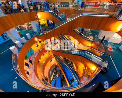Architettura delle scale nei grandi magazzini di Berlino Ovest, Germania, Europa Foto Stock
