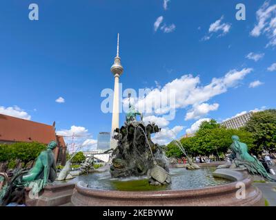 Fontana di Nettuno e Torre della TV, Alexanderplatz, Berlino, Germania, Europa Foto Stock