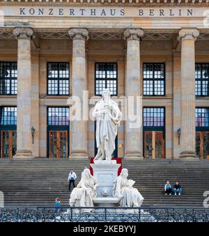 La sala concerti e la statua di Schiller, Berlino, capitale, Germania, Europa Foto Stock