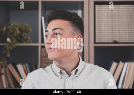 Riflessivo caucasico guardando lo schermo del computer portatile, riflessivo sul lavoro, imprenditore indipendente lavorando in un progetto difficile. Adolescente maschio che si prepara a casa in ufficio al coperto. Foto Stock