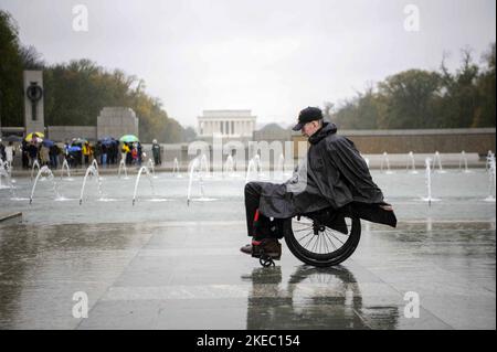 Washington, Stati Uniti. 11th Nov 2022. Un veterano scivola sotto la pioggia al monumento commemorativo della seconda guerra mondiale mentre la pioggia di Nicole, la tempesta tropicale, cade venerdì 11 novembre 2022 a Washington, DC. Foto di Bonnie Cash/UPI Credit: UPI/Alamy Live News Foto Stock