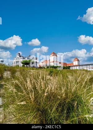 Vista dalla spiaggia al castello sulla spiaggia e alla casa termale, Ostseebad Binz, Rügen, Meclemburgo-Pomerania occidentale, Germania, Europa Foto Stock