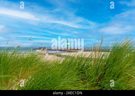 Faro luminoso sul molo ovest di Warnemünde, città anseatica di Rostock, costa del Mar Baltico, Meclemburgo-Pomerania occidentale, Germania, Europa Foto Stock