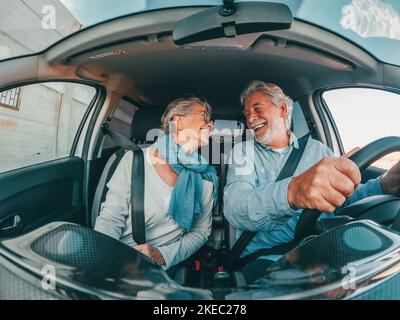 Coppia di due anziani felici divertirsi e godersi le vacanze viaggio insieme alla guida e alla scoperta di nuovi posti con una macchina. Foto Stock