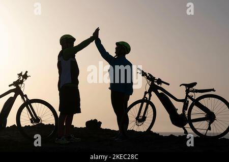 coppia di due anziani insieme dando cinque e l'addestramento per essere stile di vita sano e in forma - gente matura attiva Foto Stock