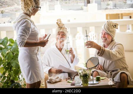 coppia di due anziani in un resort con assistenza essi - beauty farm lifestyle - persone mature che si divertono insieme Foto Stock