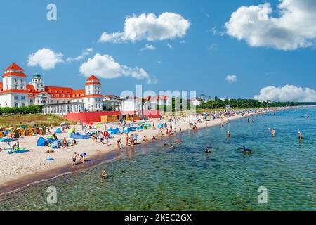 Vista della spiaggia e della casa termale, Ostseebad Binz, Rügen, Meclemburgo-Pomerania occidentale, Germania, Europa Foto Stock