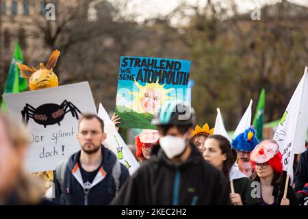 Plakat gegen Atomkraft und Markus Söder. Am 11.11.2022 versammelten sich ca. 292 Menschen unter dem motto Söders Klimamärchen, um gegen die Novelle des bayerischen Klimaschutzgesetz zu demonstrieren. Die Aktivist*innen von Fridays for Future und der BUND-Jugend monierten, dass es reine Scheinpolitik sei. -- firmi contro Markus Soeder e l'energia nucleare. Il 11 novembre 2022, circa 292 persone si sono riunite sotto lo slogan Soeder's Climate Fairy Tales per manifestare contro la modifica della legge bavarese sulla protezione del clima. Gli attivisti del venerdì per il futuro e DEL BUND-Youth si sono lamentati di questo Foto Stock