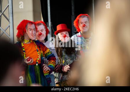 Markus Söder Clowns. Am 11.11.2022 versammelten sich ca. 292 Menschen unter dem motto Söders Klimamärchen, um gegen die Novelle des bayerischen Klimaschutzgesetz zu demonstrieren. Die Aktivist*innen von Fridays for Future und der BUND-Jugend monierten, dass es reine Scheinpolitik sei. -- Markus Soeder Clowns. Il 11 novembre 2022, circa 292 persone si sono riunite sotto lo slogan Soeder's Climate Fairy Tales per manifestare contro la modifica della legge bavarese sulla protezione del clima. Gli attivisti del venerdì per il futuro e DEL BUND-Youth si lamentarono che si trattava di pura apparenza politica. (Foto di Ale Foto Stock