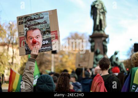 Markus Söder Clowns. Am 11.11.2022 versammelten sich ca. 292 Menschen unter dem motto Söders Klimamärchen, um gegen die Novelle des bayerischen Klimaschutzgesetz zu demonstrieren. Die Aktivist*innen von Fridays for Future und der BUND-Jugend monierten, dass es reine Scheinpolitik sei. -- Markus Soeder Clowns. Il 11 novembre 2022, circa 292 persone si sono riunite sotto lo slogan Soeder's Climate Fairy Tales per manifestare contro la modifica della legge bavarese sulla protezione del clima. Gli attivisti del venerdì per il futuro e DEL BUND-Youth si lamentarono che si trattava di pura apparenza politica. (Foto di Ale Foto Stock