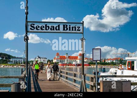 Vista dal molo sulla spiaggia e Kurhaus Binz, Rügen, Meklenburg-Vorpommern, Germania, Europa Foto Stock