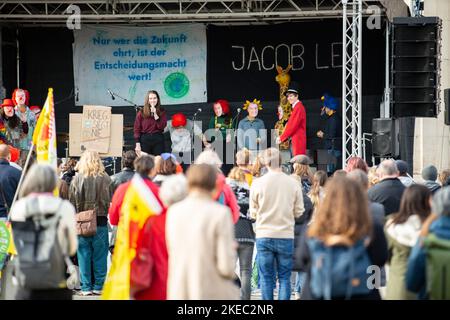 Markus Söder Clowns. Am 11.11.2022 versammelten sich ca. 292 Menschen unter dem motto Söders Klimamärchen, um gegen die Novelle des bayerischen Klimaschutzgesetz zu demonstrieren. Die Aktivist*innen von Fridays for Future und der BUND-Jugend monierten, dass es reine Scheinpolitik sei. -- Markus Soeder Clowns. Il 11 novembre 2022, circa 292 persone si sono riunite sotto lo slogan Soeder's Climate Fairy Tales per manifestare contro la modifica della legge bavarese sulla protezione del clima. Gli attivisti del venerdì per il futuro e DEL BUND-Youth si lamentarono che si trattava di pura apparenza politica. (Foto di Ale Foto Stock