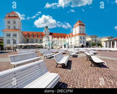 Panchine bianche di fronte al Kurhaus, Ostseebad Binz, Rügen, Mecklenburg-Vorpommern, Germania, L'Europa Foto Stock