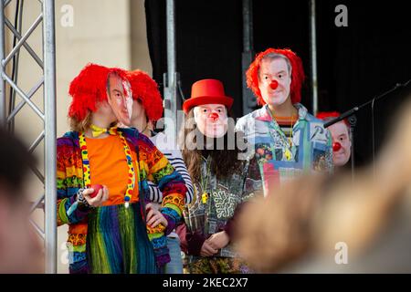 Markus Söder Clowns. Am 11.11.2022 versammelten sich ca. 292 Menschen unter dem motto Söders Klimamärchen, um gegen die Novelle des bayerischen Klimaschutzgesetz zu demonstrieren. Die Aktivist*innen von Fridays for Future und der BUND-Jugend monierten, dass es reine Scheinpolitik sei. -- Markus Soeder Clowns. Il 11 novembre 2022, circa 292 persone si sono riunite sotto lo slogan Soeder's Climate Fairy Tales per manifestare contro la modifica della legge bavarese sulla protezione del clima. Gli attivisti del venerdì per il futuro e DEL BUND-Youth si lamentarono che si trattava di pura apparenza politica. (Foto di Ale Foto Stock