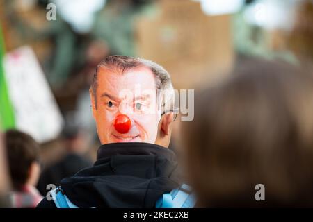 Markus Söder Clowns. Am 11.11.2022 versammelten sich ca. 292 Menschen unter dem motto Söders Klimamärchen, um gegen die Novelle des bayerischen Klimaschutzgesetz zu demonstrieren. Die Aktivist*innen von Fridays for Future und der BUND-Jugend monierten, dass es reine Scheinpolitik sei. -- Markus Soeder Clowns. Il 11 novembre 2022, circa 292 persone si sono riunite sotto lo slogan Soeder's Climate Fairy Tales per manifestare contro la modifica della legge bavarese sulla protezione del clima. Gli attivisti del venerdì per il futuro e DEL BUND-Youth si lamentarono che si trattava di pura apparenza politica. (Foto di Ale Foto Stock