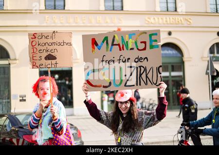 Markus Söder Clowns gegen die CSU. Am 11.11.2022 versammelten sich ca. 292 Menschen unter dem motto Söders Klimamärchen, um gegen die Novelle des bayerischen Klimaschutzgesetz zu demonstrieren. Die Aktivist*innen von Fridays for Future und der BUND-Jugend monierten, dass es reine Scheinpolitik sei. -- Markus Soeder Clowns contro la CSU. Il 11 novembre 2022, circa 292 persone si sono riunite sotto lo slogan Soeder's Climate Fairy Tales per manifestare contro la modifica della legge bavarese sulla protezione del clima. Gli attivisti del venerdì per il futuro e BUND-Youth si lamentarono che era pura appe Foto Stock