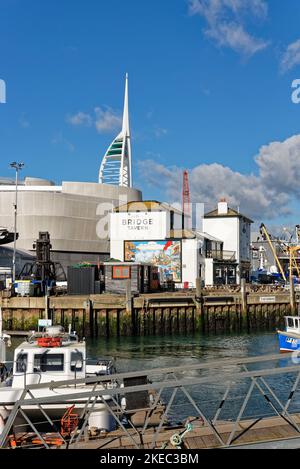 Il pub Bridge Tavern a Camber attracca nel vecchio storico Portsmouth in un giorno di sole autunno, Hampshire Inghilterra Regno Unito Foto Stock