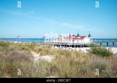 Pier Kaiserbad Ahlbeck sull'isola di Usedom nel Meclemburgo Vorpommern in estate di giorno. Foto Stock