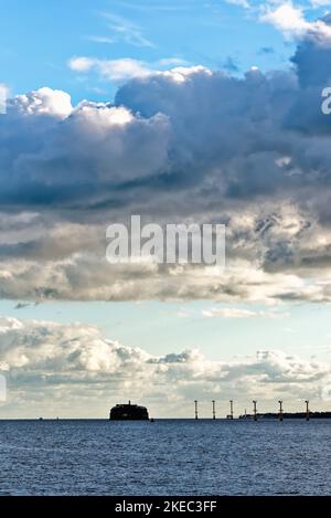 Fortezza di Spitbank all'orizzonte di Spithead nel Solent visto da Portsmouth in una serata autunnale Hampshire Inghilterra UK Foto Stock