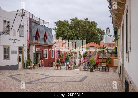 Città vecchia nel villaggio di pescatori di Cascais in Portogallo durante il giorno estivo. Foto Stock