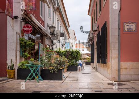 Città vecchia nel villaggio di pescatori di Cascais in Portogallo durante il giorno estivo. Foto Stock
