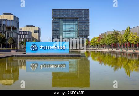 Essen, Renania settentrionale-Vestfalia, Germania - ThyssenKrupp, logo aziendale di fronte alla sede centrale. Gruppo industriale dedicato alla lavorazione dell'acciaio e al più grande produttore di acciaio della Germania. Foto Stock