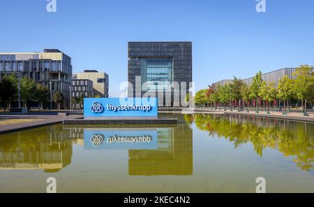 Essen, Renania settentrionale-Vestfalia, Germania - ThyssenKrupp, logo aziendale di fronte alla sede centrale. Gruppo industriale dedicato alla lavorazione dell'acciaio e al più grande produttore di acciaio della Germania. Foto Stock