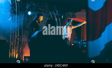 L'hype del DJ sul palco al disco Silent in Austria Foto Stock