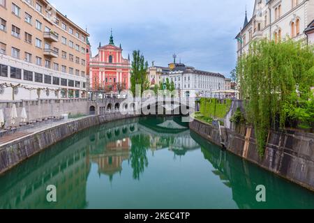 Vista sul fiume Lubiana e sulla chiesa francescana rosa dell'Annunciazione nel centro di Lubiana. Slovenia. Foto Stock