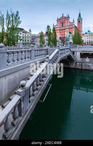 Vista sul fiume Lubiana e sulla chiesa francescana rosa dell'Annunciazione nel centro di Lubiana. Slovenia. Foto Stock