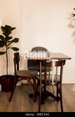 Tavolo in legno nel caffè e sedie. Stile loft Foto Stock