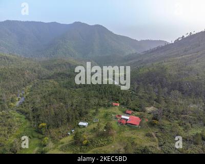 Nord America, Caraibi, grandi Antille, Isola di Hispaniola, Repubblica Dominicana, Cordillera centrale, Parque Nacional Armando Bermúdez, vista dall'alto del rifugio nell'alta valle Valle del Tetero Foto Stock