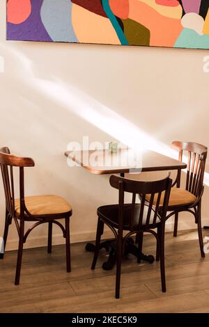 Tavolo in legno nel caffè e sedie. Stile loft Foto Stock