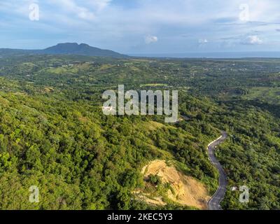 Nord America, Caraibi, grandi Antille, Isola di Hispaniola, Repubblica Dominicana, Provincia di Puerto Plata, Tubagua, vista sulla strada panoramica Carretera Turística e il monte Pico Isabel de Torres sullo sfondo Foto Stock