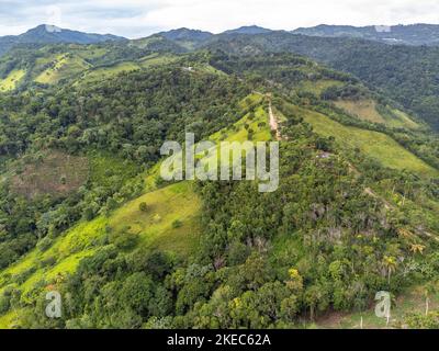 Nord America, Caraibi, grandi Antille, Isola di Hispaniola, Repubblica Dominicana, Cordillera Septentrional, Moca, Vista su una cresta di montagna nel Septentrional Cordillera Foto Stock