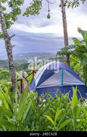 Nord America, Caraibi, grandi Antille, Isola di Hispaniola, Repubblica Dominicana, Cordillera Settentrionale, Moca, Tent in Cola de Pato Ecolodge Foto Stock