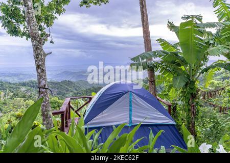 Nord America, Caraibi, grandi Antille, Isola di Hispaniola, Repubblica Dominicana, Cordillera Settentrionale, Moca, Tent in Cola de Pato Ecolodge Foto Stock