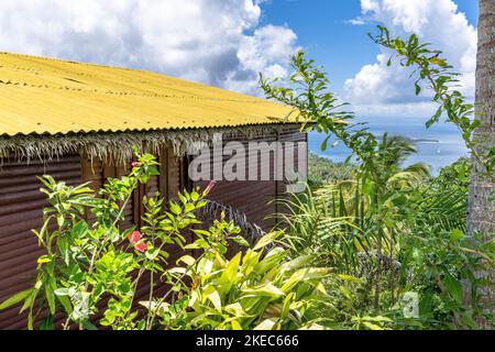 Nord America, Caraibi, grandi Antille, Isola di Hispaniola, Repubblica Dominicana, Sama, tradizionale casa in legno in Hacienda Cocuyo che si affaccia sulla baia di Sama Foto Stock