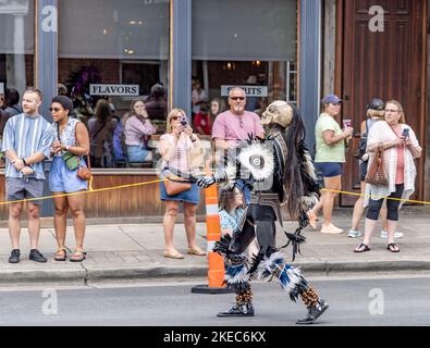 Uomo vestito come scheletro, ballando nella parata per il Franklin Rodeo a Franklin, Tennessee Foto Stock