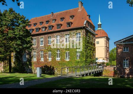 Germania, Velen, Bocholter AA, parco naturale Hohe Mark Westmuensterland, Muensterland, Westfalia, Renania settentrionale-Vestfalia, Castello di Velen, castello ormeggiato, maniero, ala sud, oggi hotel congressuale e hotel sportivo Foto Stock