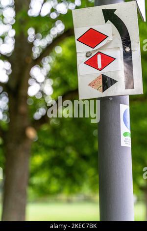 Europa, Germania, Germania meridionale, Baden-Wuerttemberg, Foresta Nera, Indicatore Westweg sulla strada di accesso al punto di partenza nel giardino della città Foto Stock