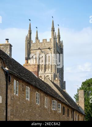 Vista esterna di St Andrews Church Mells che sorge sopra New Street Cottages Foto Stock