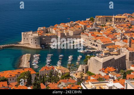 DUBROVNIK, CROAZIA, EUROPA - Vista aerea del porto nella città fortificata di Dubrovnik, vista aerea, sulla costa della Dalmazione. Foto Stock
