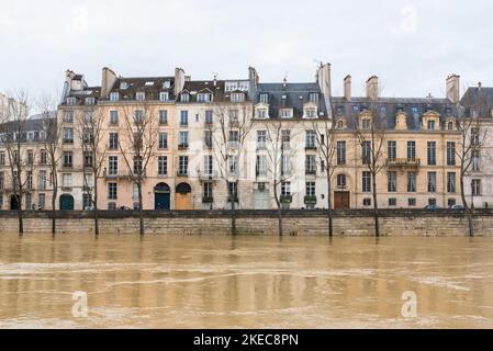 Una riva della Senna allagò a causa delle continue precipitazioni a Parigi Foto Stock