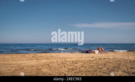 Coppia sulla spiaggia di Narbonne Plage in estate. Foto Stock