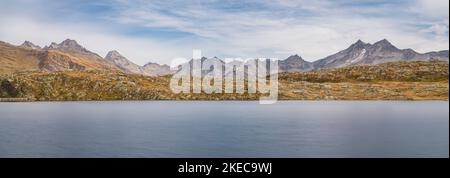 Grimsel passo cima con il lago dei morti Foto Stock