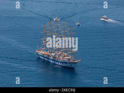 DUBROVNIK, CROAZIA, EUROPA - Vista aerea di Royal Clipper, una nave da crociera Star Clippers, vicino a Dubrovnik. Foto Stock