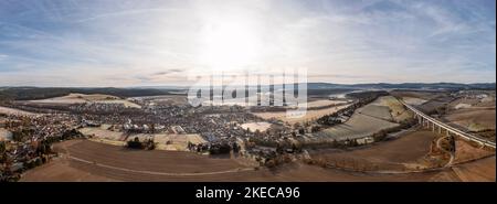 Germania, Turingia, Ilmenau, Gräfinau-Angstedt, villaggio, chiesa, case, linea ferroviaria Erfurt - Norimberga, ponte ferroviario, campi, panoramica, vista aerea, retroilluminazione, foto panoramica Foto Stock