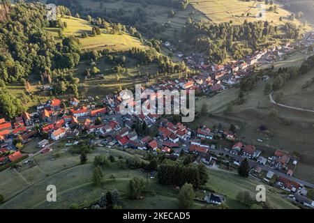 Germania, Turingia, Schleusegrund, Schönbrunn, villaggio, panoramica, luce mattutina, vista obliqua, vista aerea Foto Stock