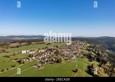 Germania, Turingia, Ilmenau, Frauenwald, villaggio, altopiano, paesaggio, campi, foresta, montagne, valle, panoramica Foto Stock